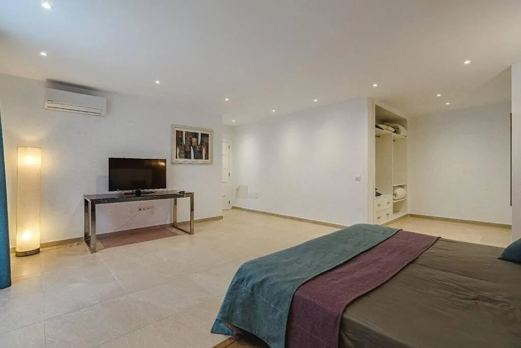 Villa Riviera De 4 Dormitorios Con Piscina. Costa Adeje