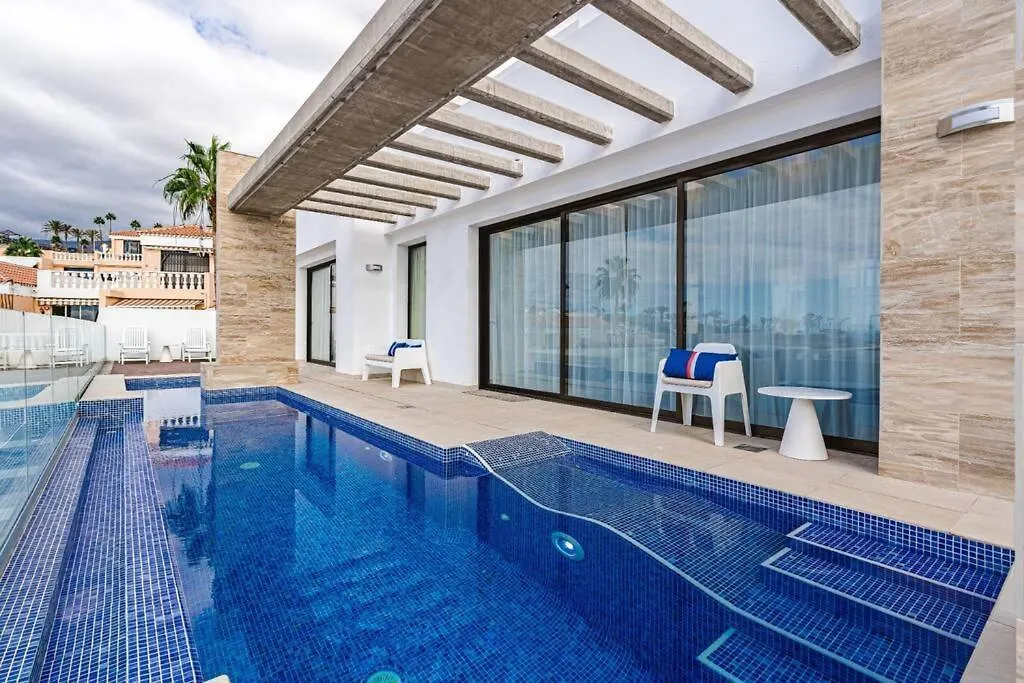 Villa Riviera De 4 Dormitorios Con Piscina. Costa Adeje