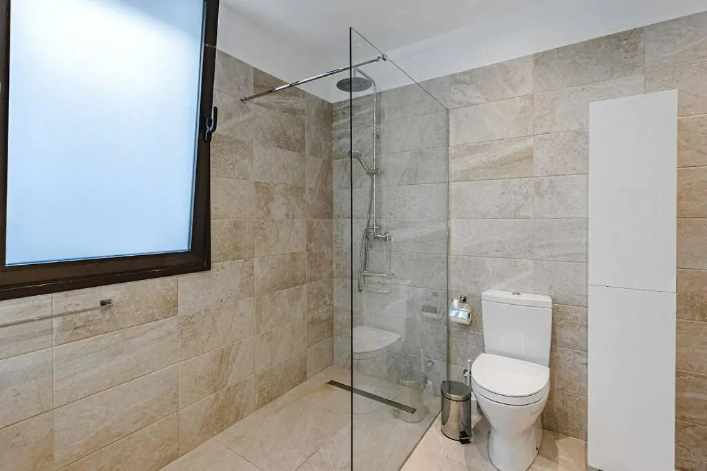 Villa Riviera De 4 Dormitorios Con Piscina. Costa Adeje
