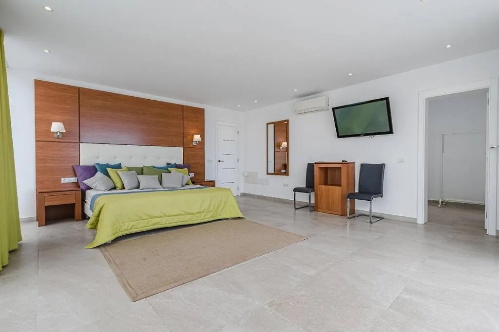 Villa Riviera De 4 Dormitorios Con Piscina. Costa Adeje  Spain