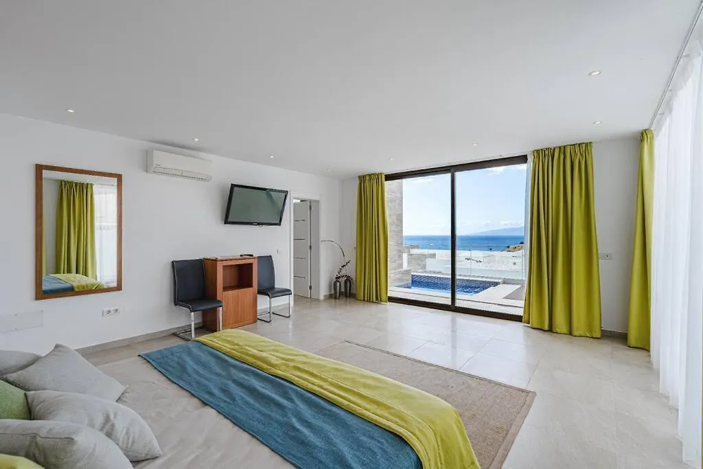 Villa Riviera De 4 Dormitorios Con Piscina. Costa Adeje  Spain