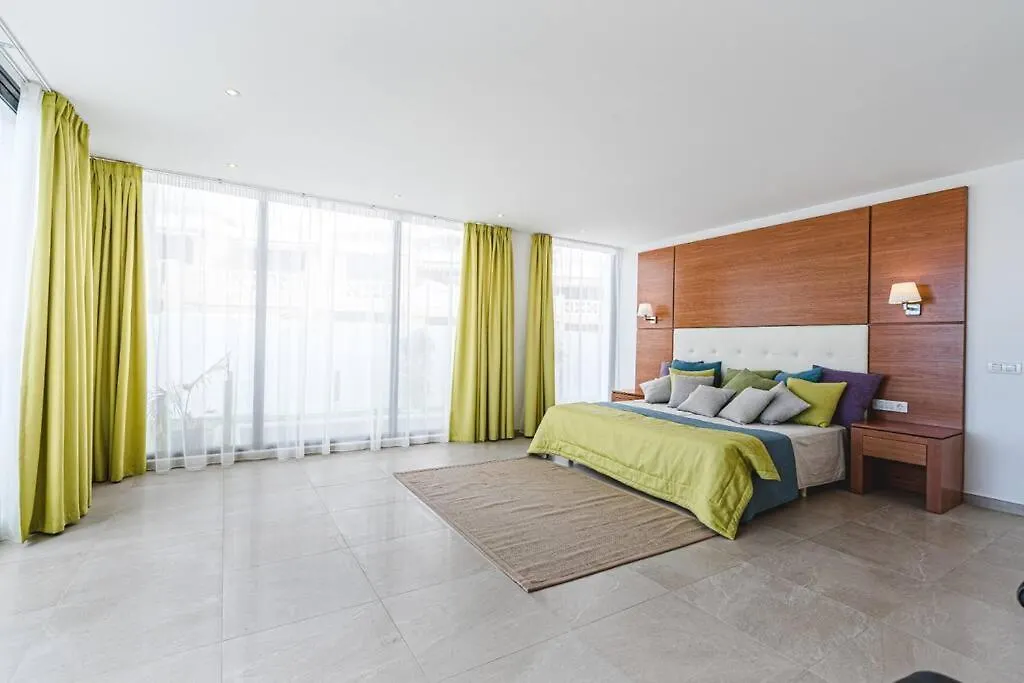 Villa Riviera De 4 Dormitorios Con Piscina. Costa Adeje  Costa Adeje (Tenerife)